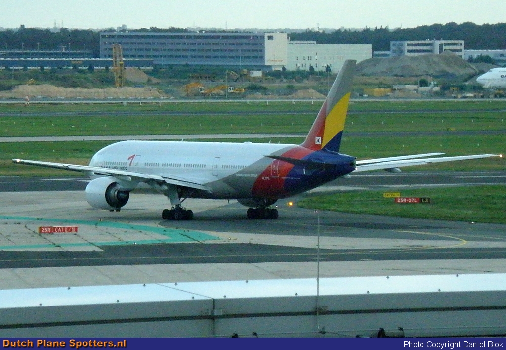 HL7791 Boeing 777-200 Asiana Airlines by Daniel Blok
