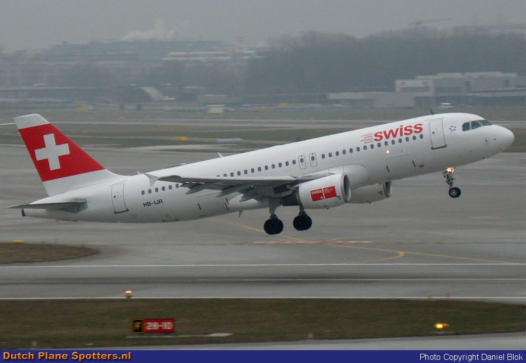 HB-IJR Airbus A320 Swiss International Air Lines by Daniel Blok