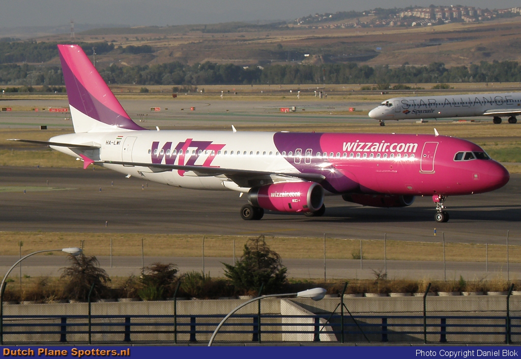 HA-LWI Airbus A320 Wizz Air by Daniel Blok