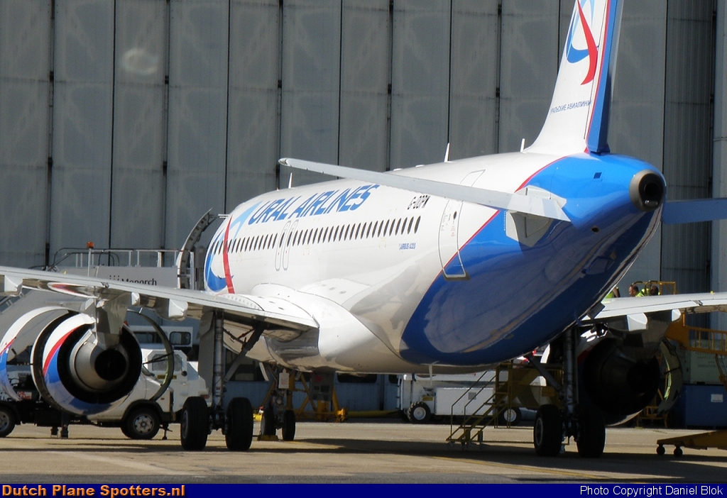 G-OOPW Airbus A320 Ural Airlines by Daniel Blok