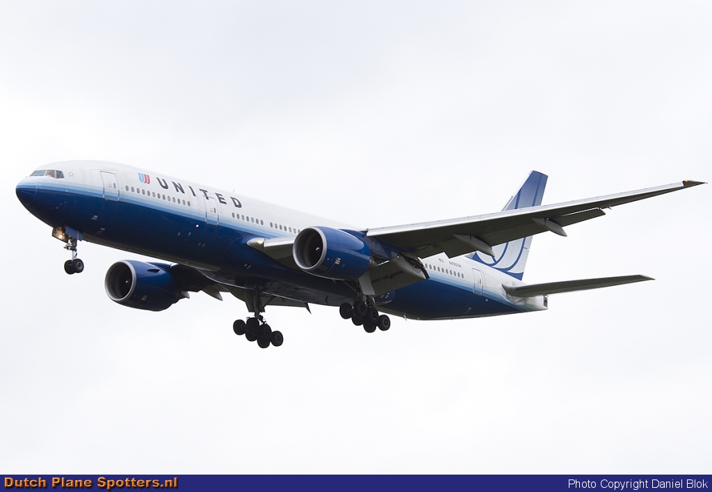 N795UA Boeing 777-200 United Airlines by Daniel Blok