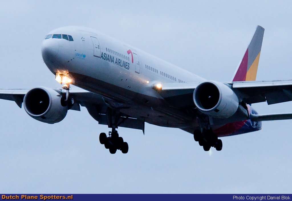 HL7500 Boeing 777-200 Asiana Airlines by Daniel Blok