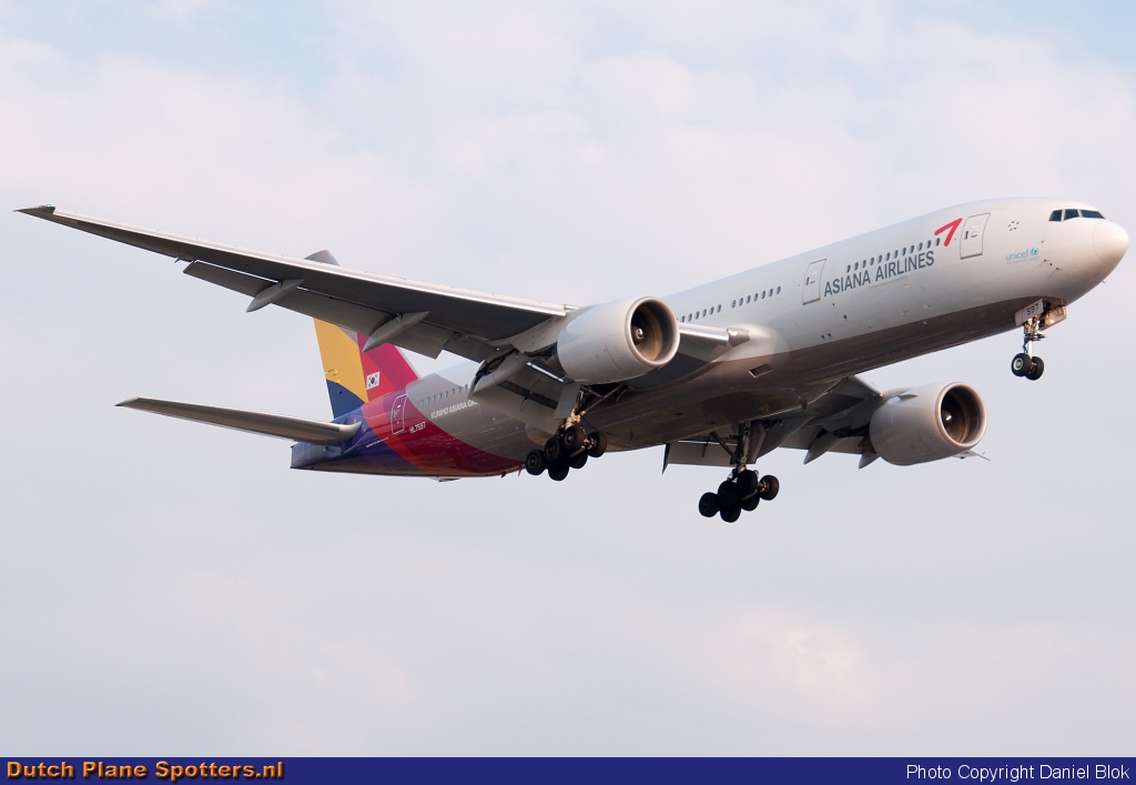 HL7597 Boeing 777-200 Asiana Airlines by Daniel Blok