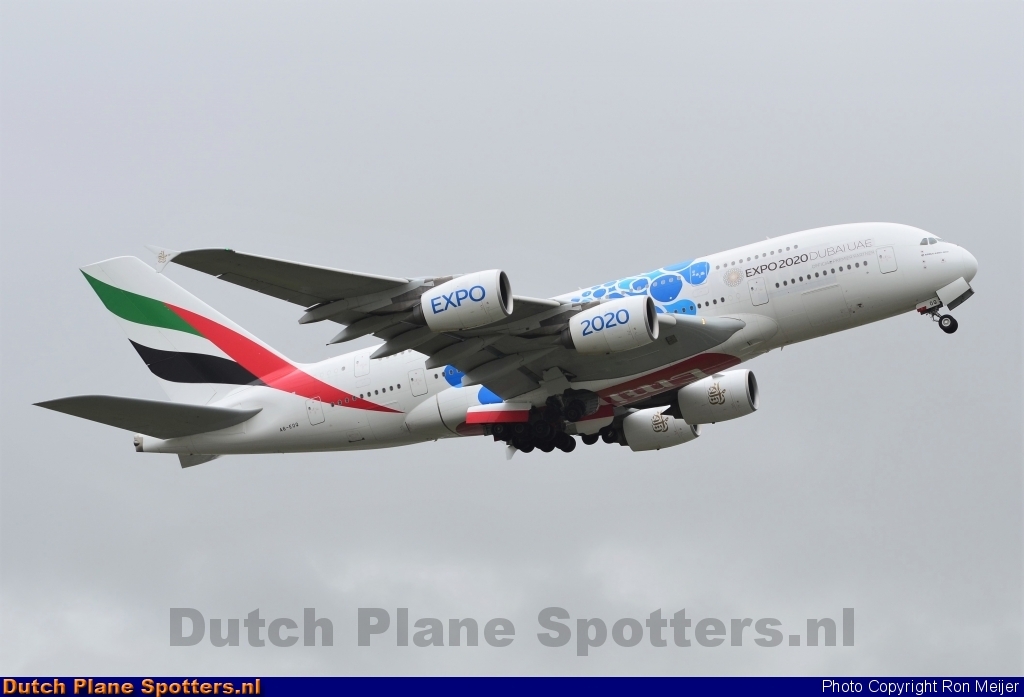 A6-EOQ Airbus A380-800 Emirates by Ron Meijer