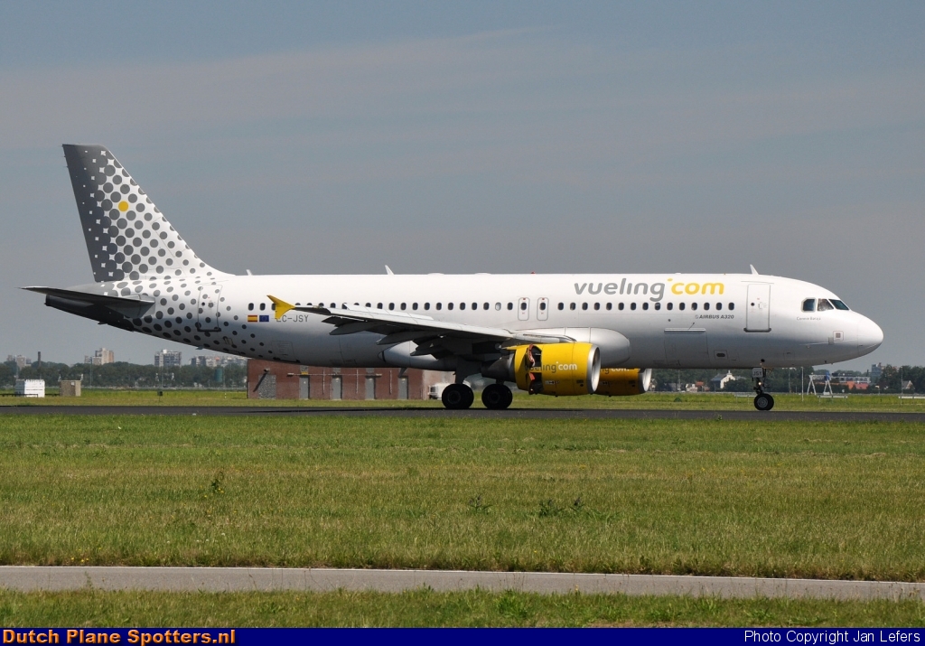 EC-JSY Airbus A320 Vueling.com by Jan Lefers