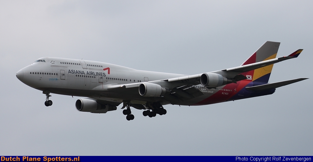 HL7423 Boeing 747-400 Asiana Airlines by Rolf Zevenbergen