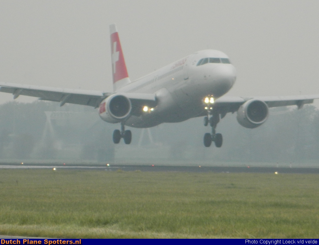  Airbus A320 Swiss by Loeck V/d Velde