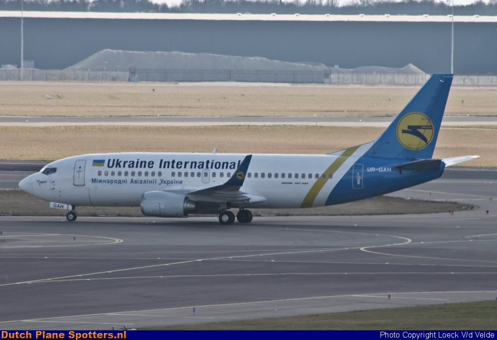 UR-GAH Boeing 737-300 Ukraine International Airlines by Loeck V/d Velde