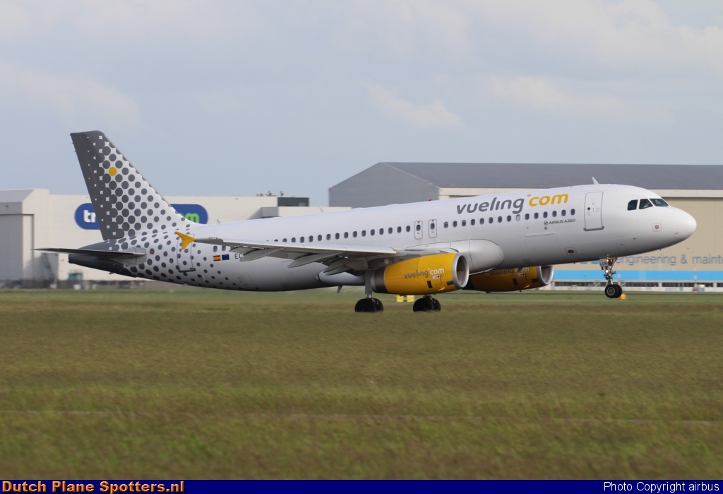 EC-LUN Airbus A320 Vueling.com by airbus