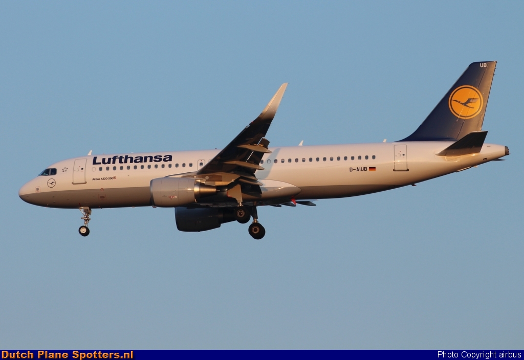 D-AIUB Airbus A320 Lufthansa by airbus