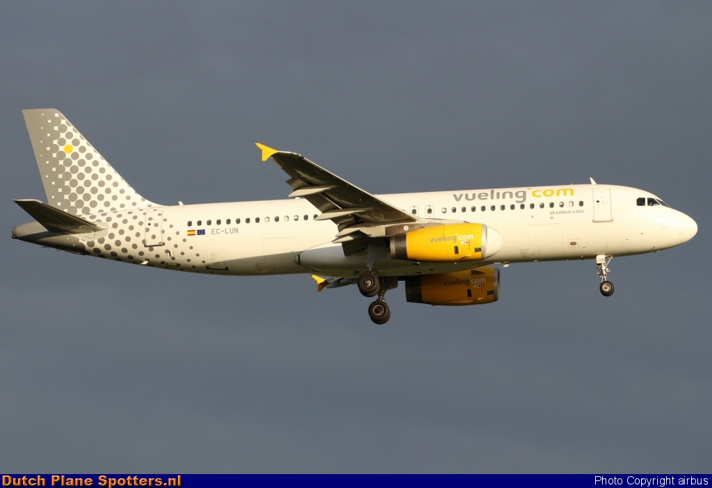 EC-LUN Airbus A320 Vueling.com by airbus