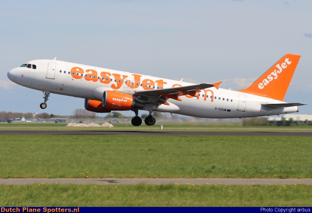 G-EZUW Airbus A320 easyJet by airbus