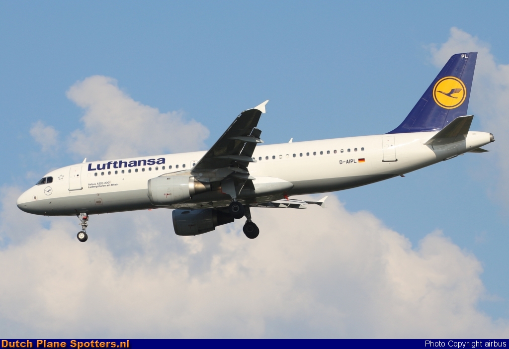 D-AIPL Airbus A320 Lufthansa by airbus