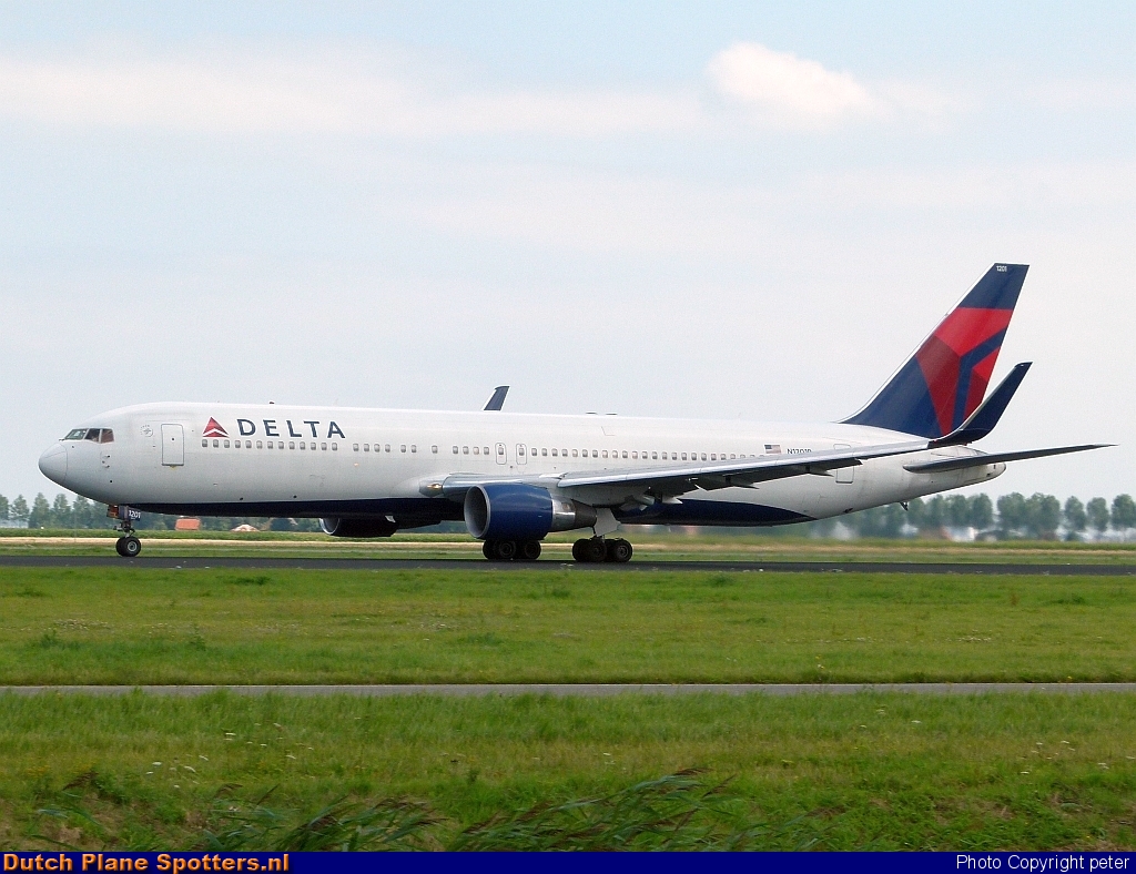 N1201P Boeing 767-300 Delta Airlines by peter