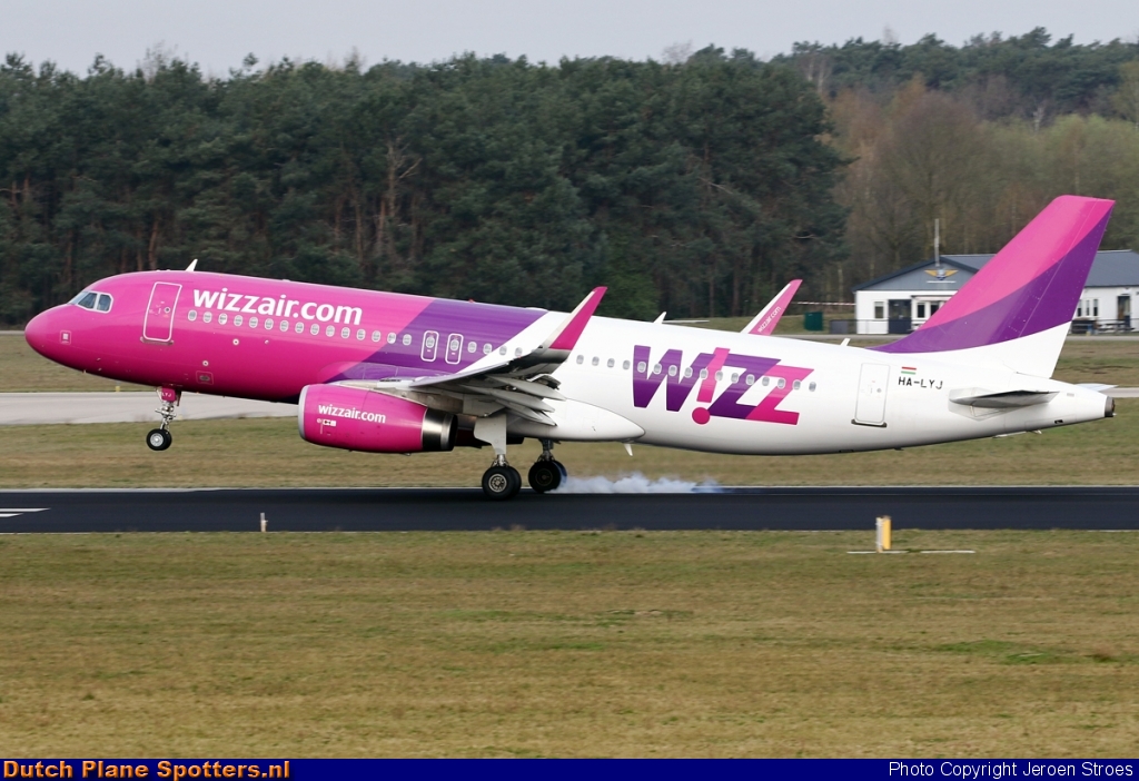 HA-LYJ Airbus A320 Wizz Air by Jeroen Stroes