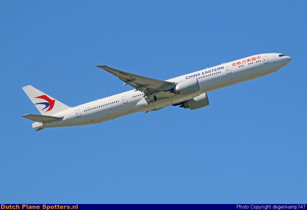 B-2022 Boeing 777-300 China Eastern Airlines by Herman Degenkamp