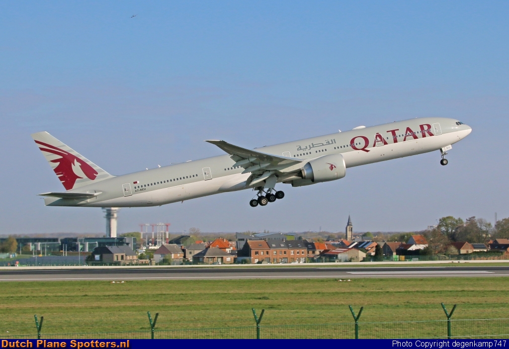 A7-BEU Boeing 777-300 Qatar Airways by Herman Degenkamp
