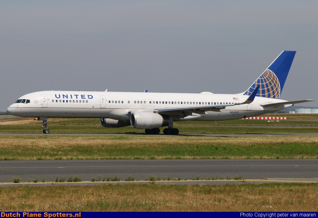 N34137 Boeing 757-200 United Airlines by peter van maaren