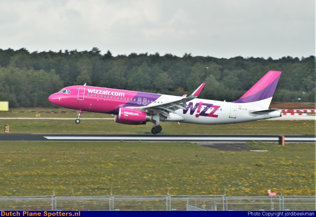 HA-LYF Airbus A320 Wizz Air by jordibeekman