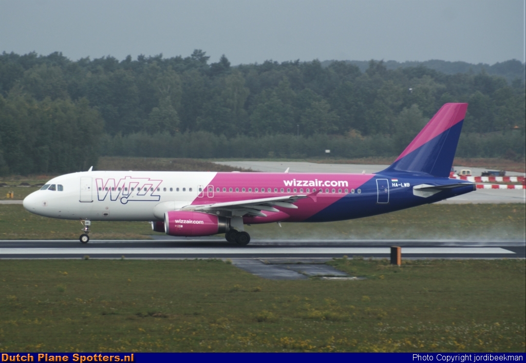 HA-LWB Airbus A320 Wizz Air by jordibeekman