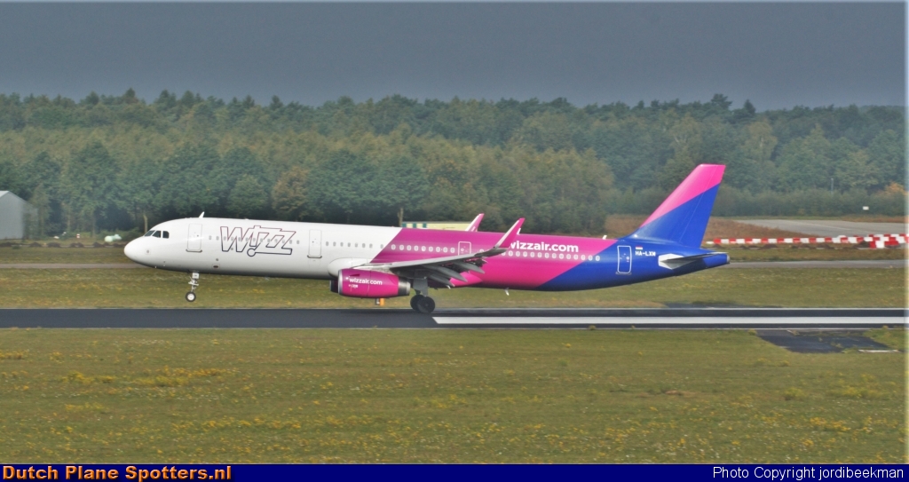 HA-LXM Airbus A321 Wizz Air by jordibeekman
