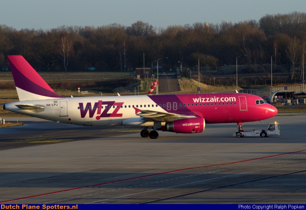 HA-LPJ Airbus A320 Wizz Air by Ralph Popken