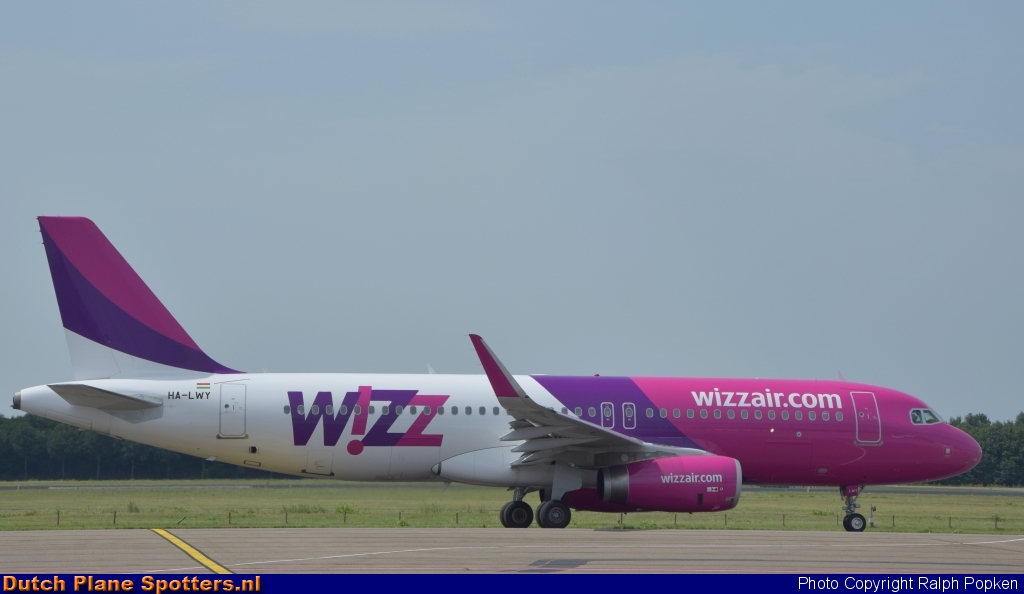 HA-LWY Airbus A320 Wizz Air by Ralph Popken