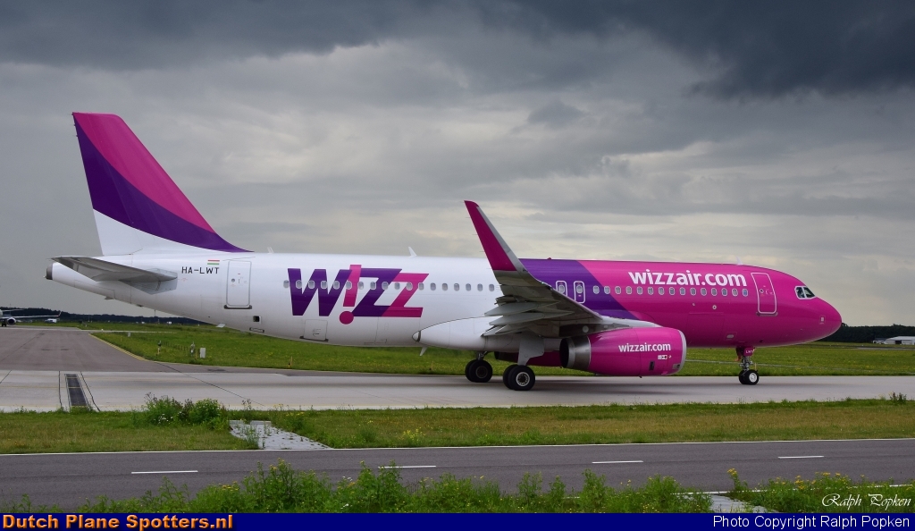 HA-LWT Airbus A320 Wizz Air by Ralph Popken