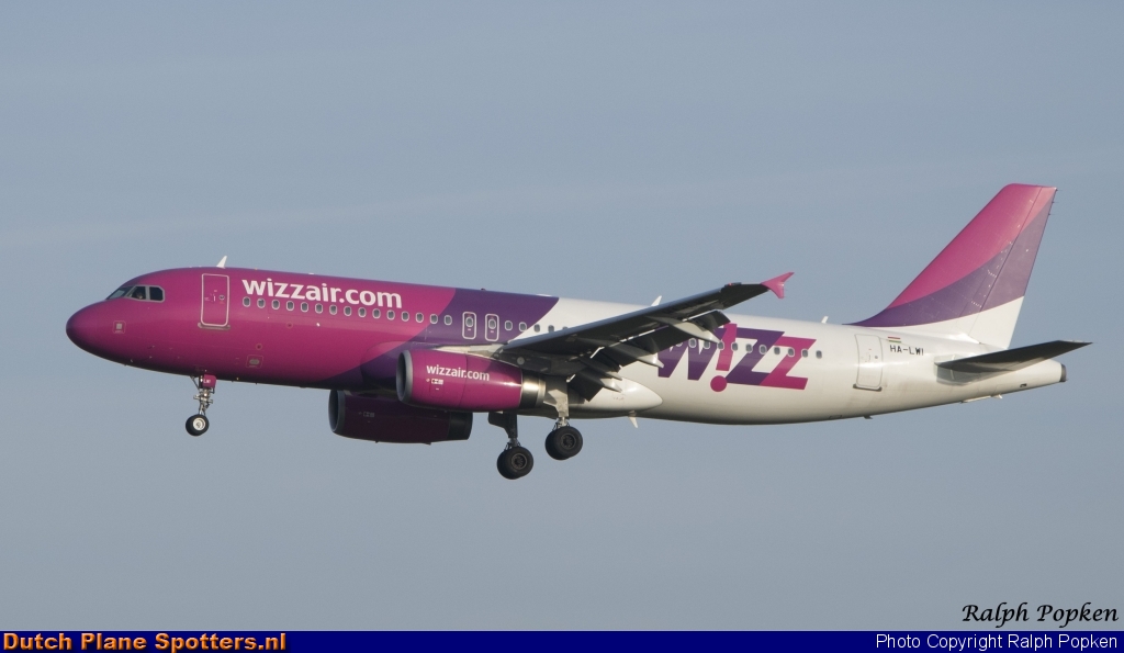 HA-LWI Airbus A320 Wizz Air by Ralph Popken