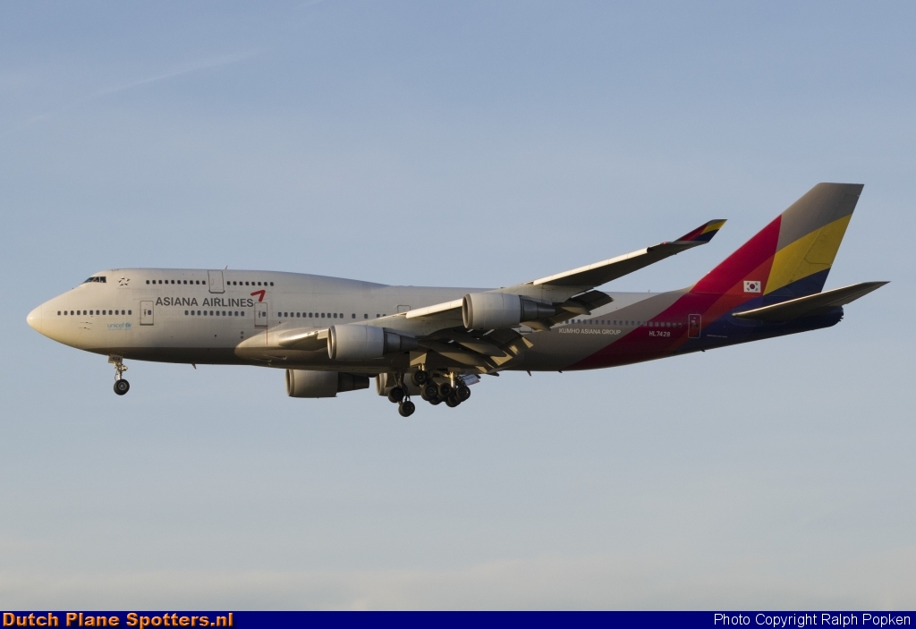 HL7428 Boeing 747-400 Asiana Airlines by Ralph Popken