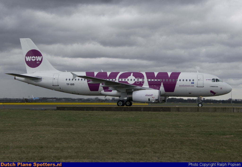 TF-SIS Airbus A320 WOW air by Ralph Popken