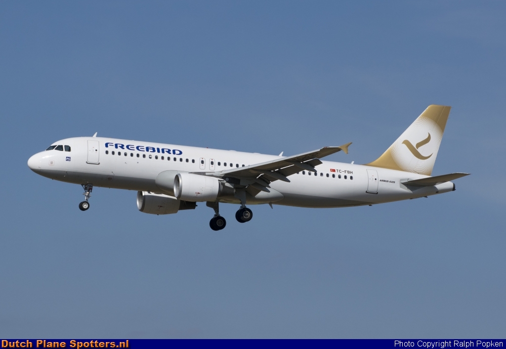 TC-FBH Airbus A320 Freebird Airlines by Ralph Popken