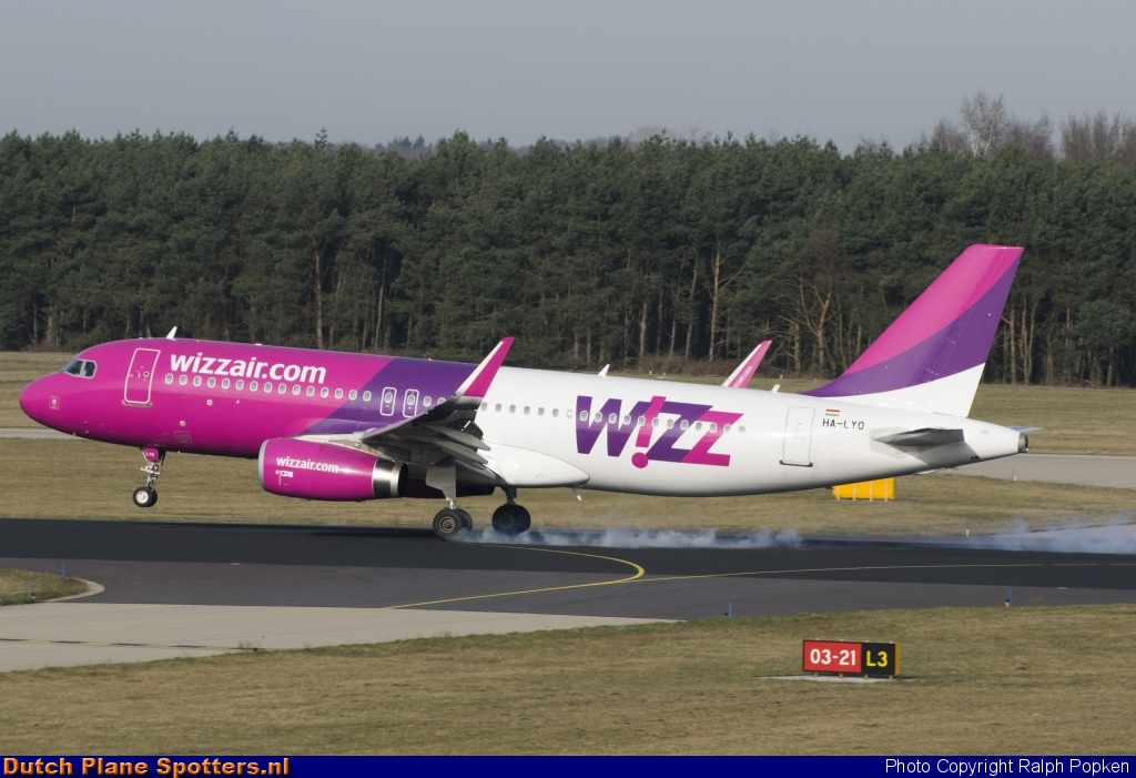 HA-LYO Airbus A320 Wizz Air by Ralph Popken