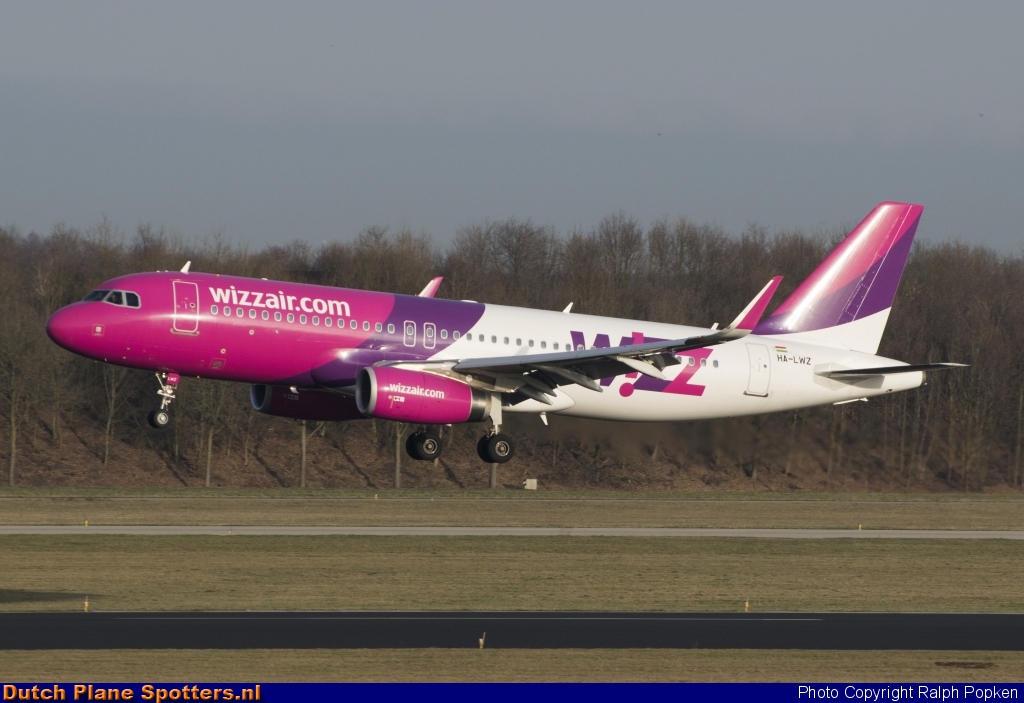 HA-LWZ Airbus A320 Wizz Air by Ralph Popken