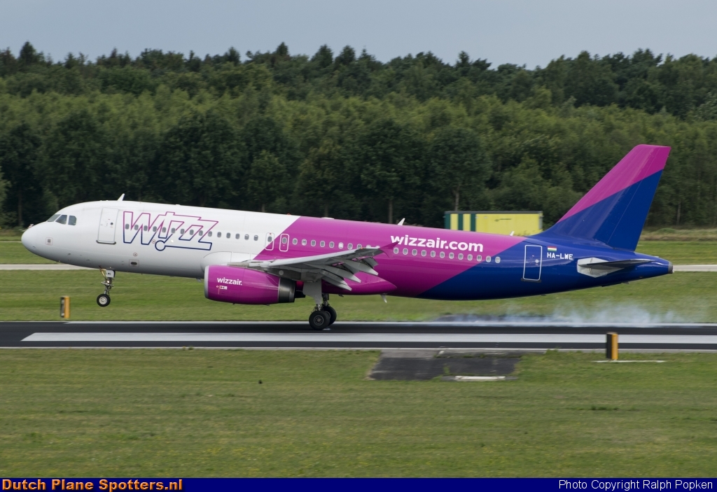 HA-LWE Airbus A320 Wizz Air by Ralph Popken