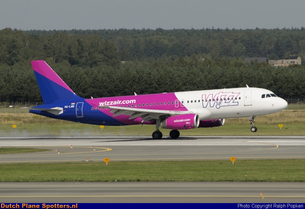 HA-LWB Airbus A320 Wizz Air by Ralph Popken