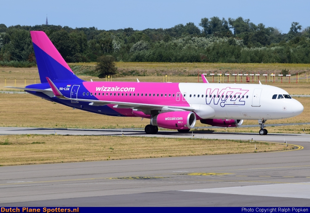 HA-LSA Airbus A320 Wizz Air by Ralph Popken