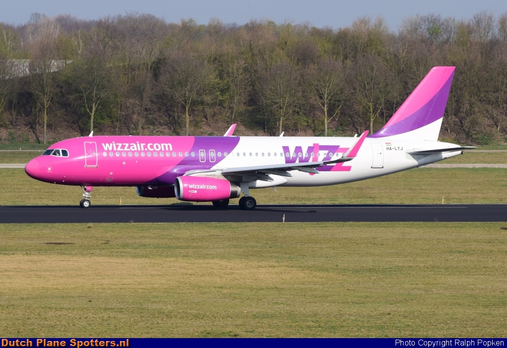 HA-LYJ Airbus A320 Wizz Air by Ralph Popken