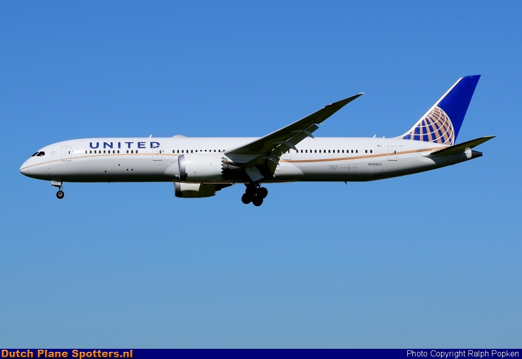 N38950 Boeing 787-9 Dreamliner United Airlines by Ralph Popken
