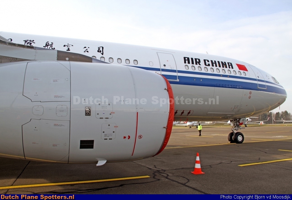 B-6130 Airbus A330-200 Air China by Bjorn vd Moosdijk