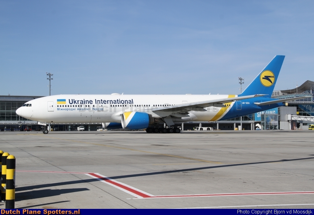 UR-GOA Boeing 777-200 Ukraine International Airlines by Bjorn vd Moosdijk