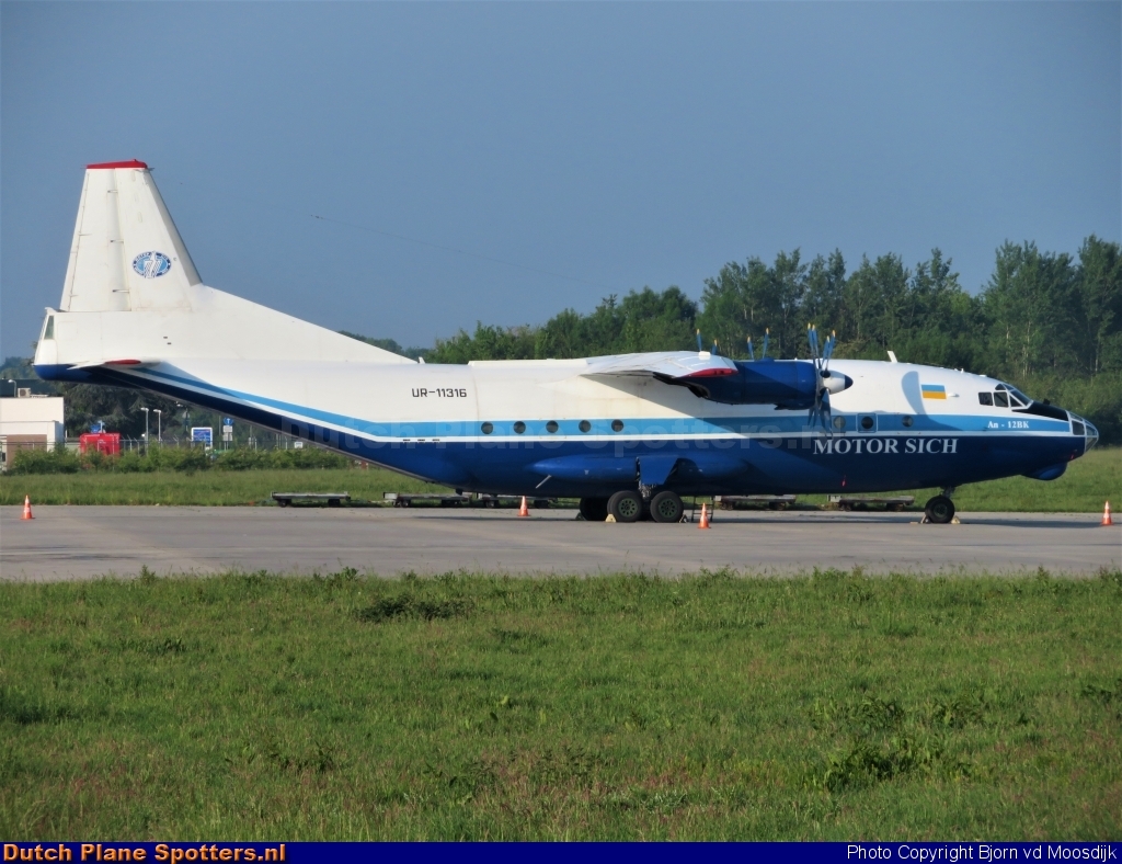 UR-11613 Antonov An-12 Motor Sich by Bjorn vd Moosdijk