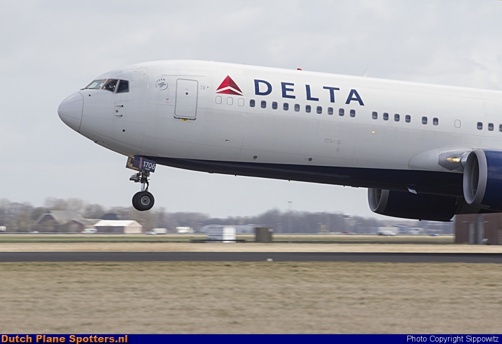 N176DZ Boeing 767-300 Delta Airlines by Sippowitz