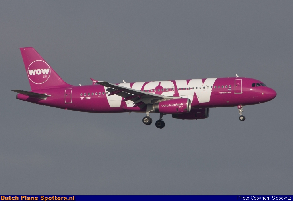 TF-BRO Airbus A320 WOW air by Sippowitz