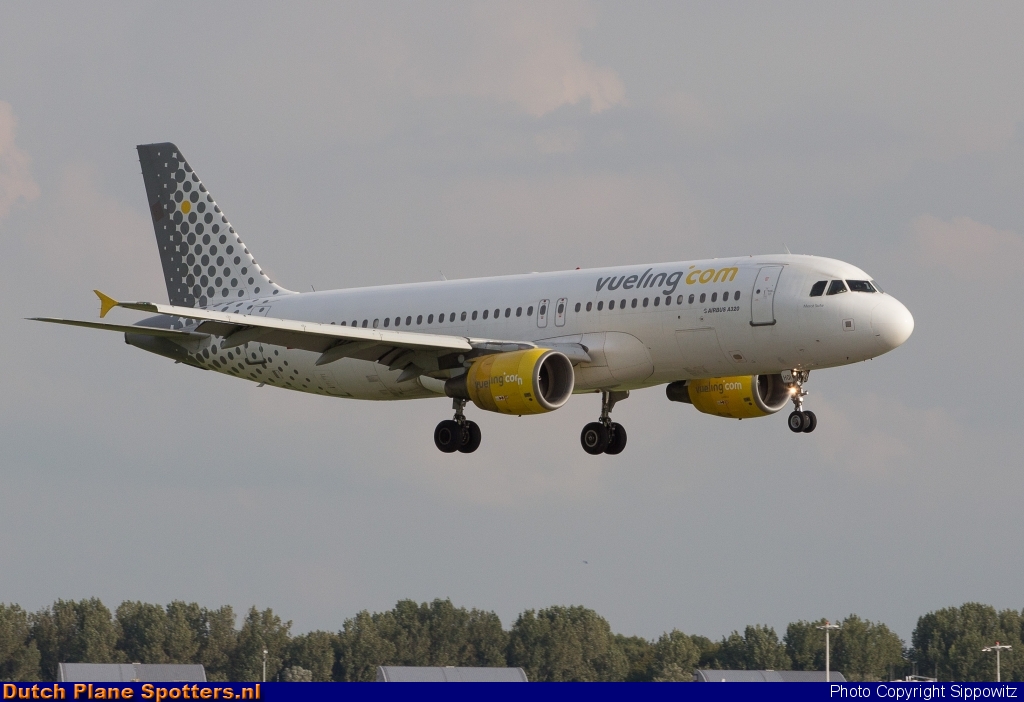EC-HQI Airbus A320 Vueling.com by Sippowitz