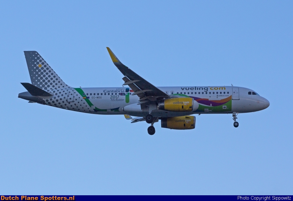 EC-MOG Airbus A320 Vueling.com by Sippowitz