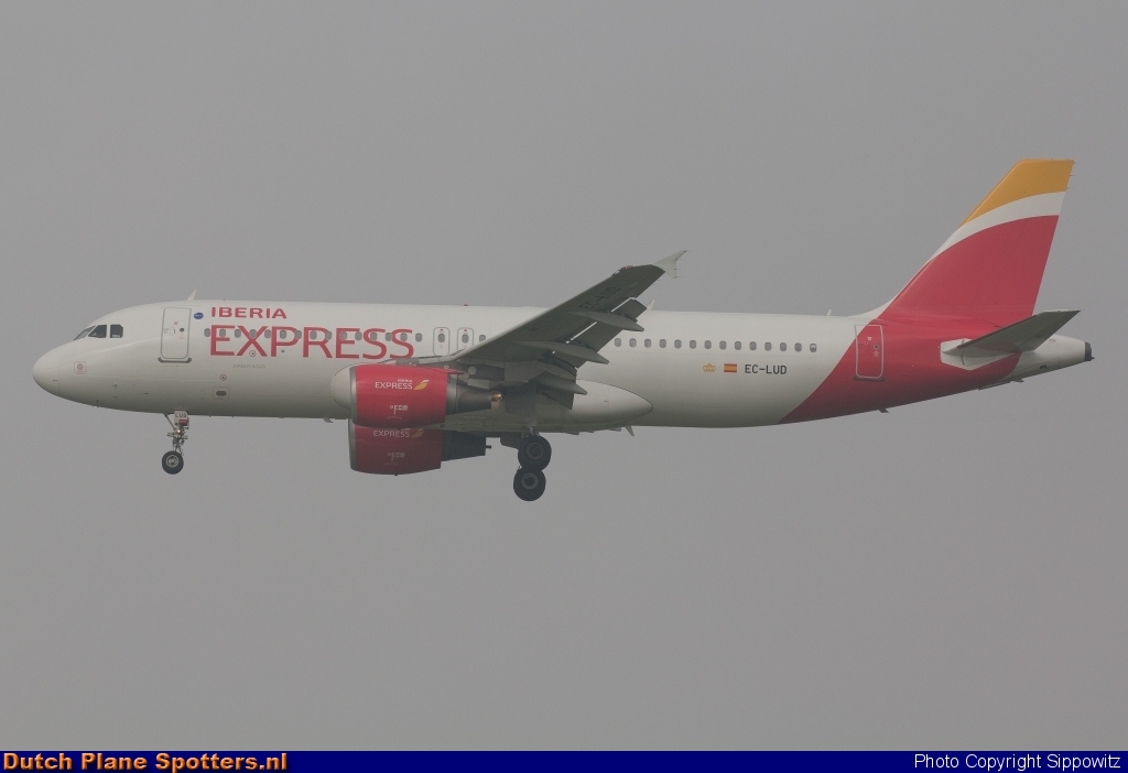 EC-LUD Airbus A320 Iberia Express by Sippowitz