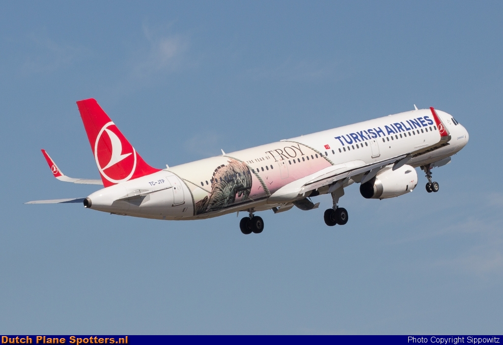TC-JTP Airbus A321 Turkish Airlines by Sippowitz