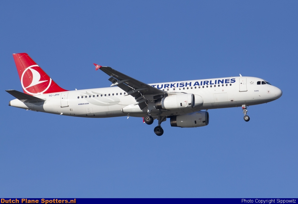 TC-JPH Airbus A320 Turkish Airlines by Sippowitz