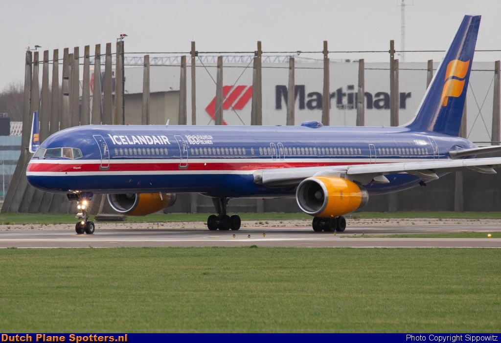 TF-ISX Boeing 757-300 Icelandair by Sippowitz